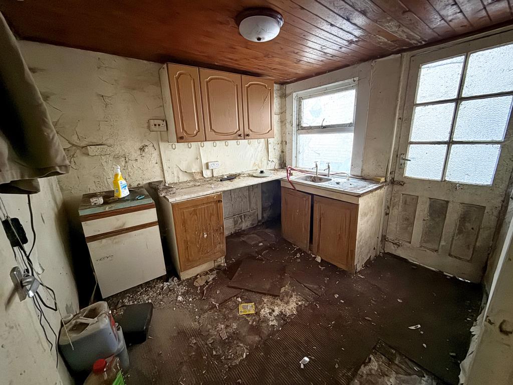 Lot: 94 - FLAT FOR COMPLETE REFURBISHMENT - Kitchen